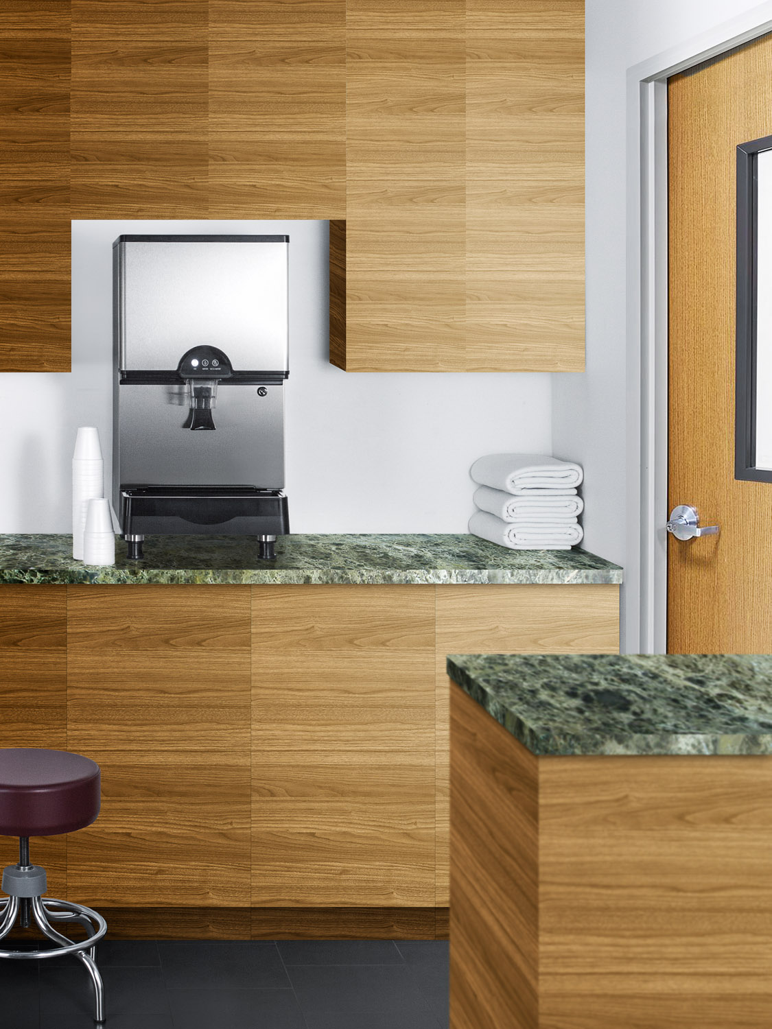 Commercially listed countertop ice and water dispenser with 282 lb. ice production capacity
